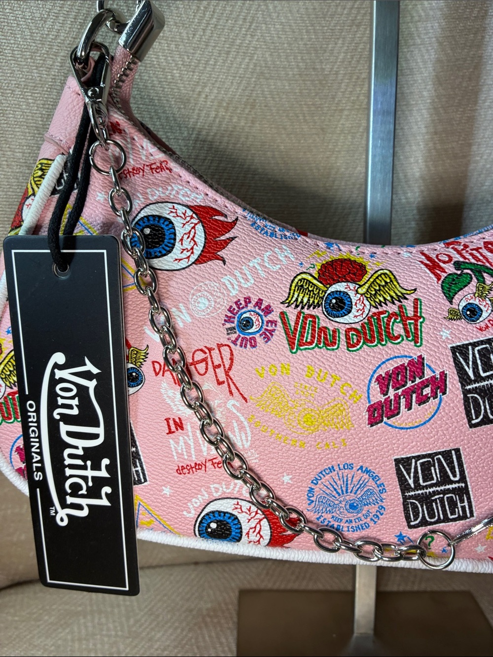 Von Dutch Pink Graphic Logo Shoulder Bag with Chain Detail - Picture 4 of 12
